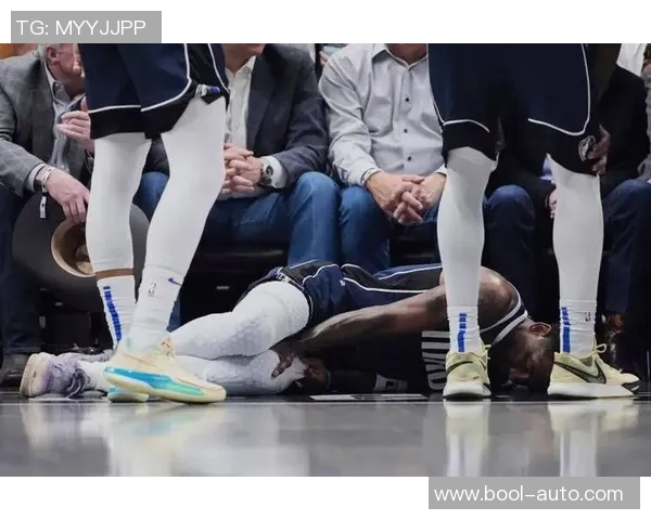 欧文足球明星在赛场上展现超强实力轻松虐菜引发球迷热议