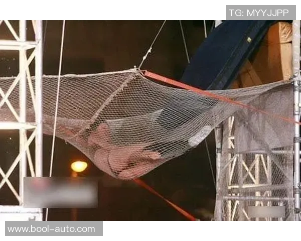 足球明星意外走光瞬间曝光引发热议网友纷纷调侃评论不断